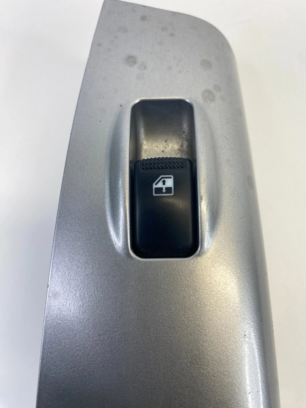 05 06 07 08 09 10 KIA SPORTAGE REAR LEFT DOOR WINDOW SWITCH BEZEL 935801F000 OEM