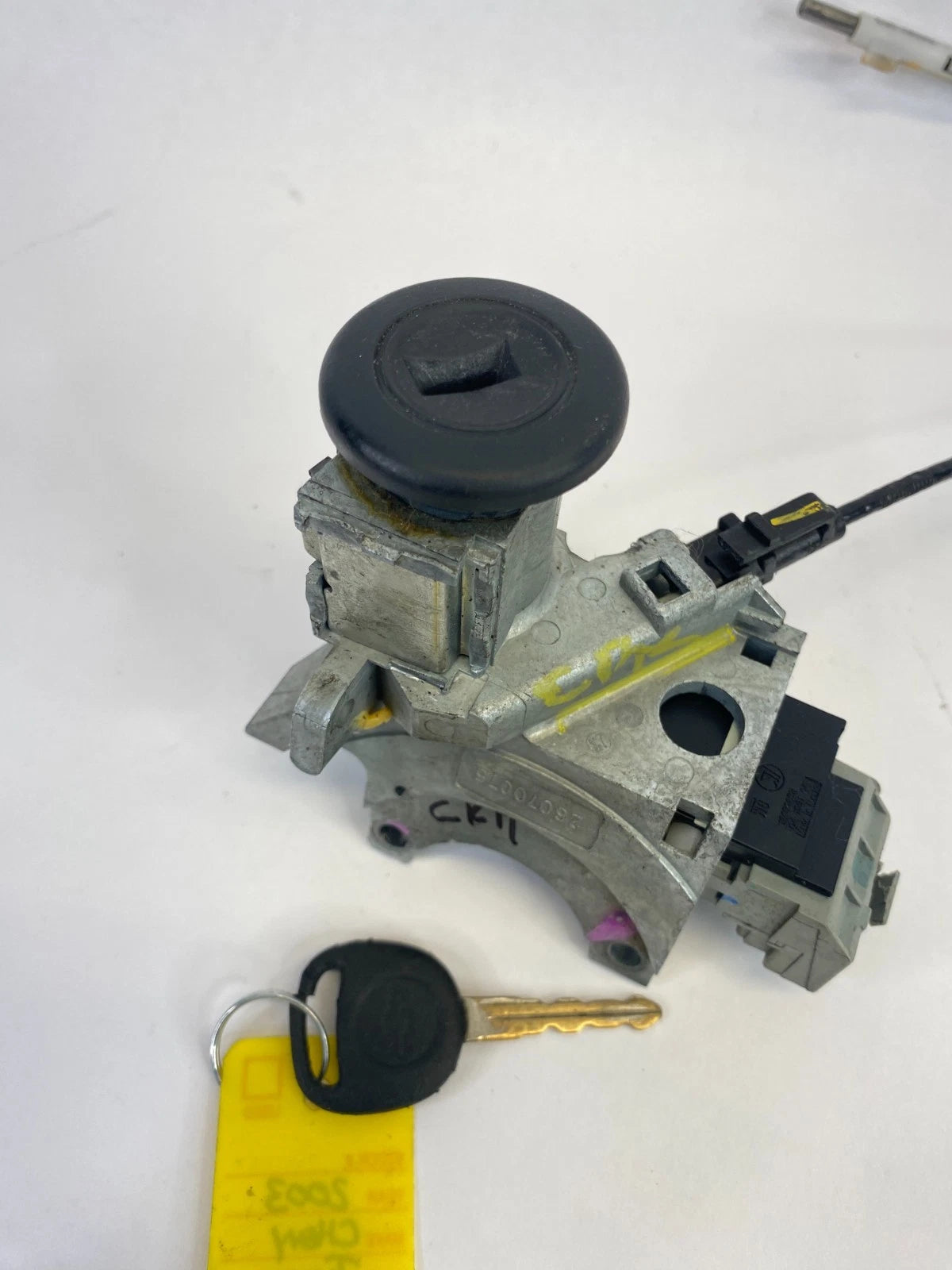 2000-2006 CHEVROLET TAHOE AT IGNITION SWITCH LOCK CYLINDER W KEY 26070075