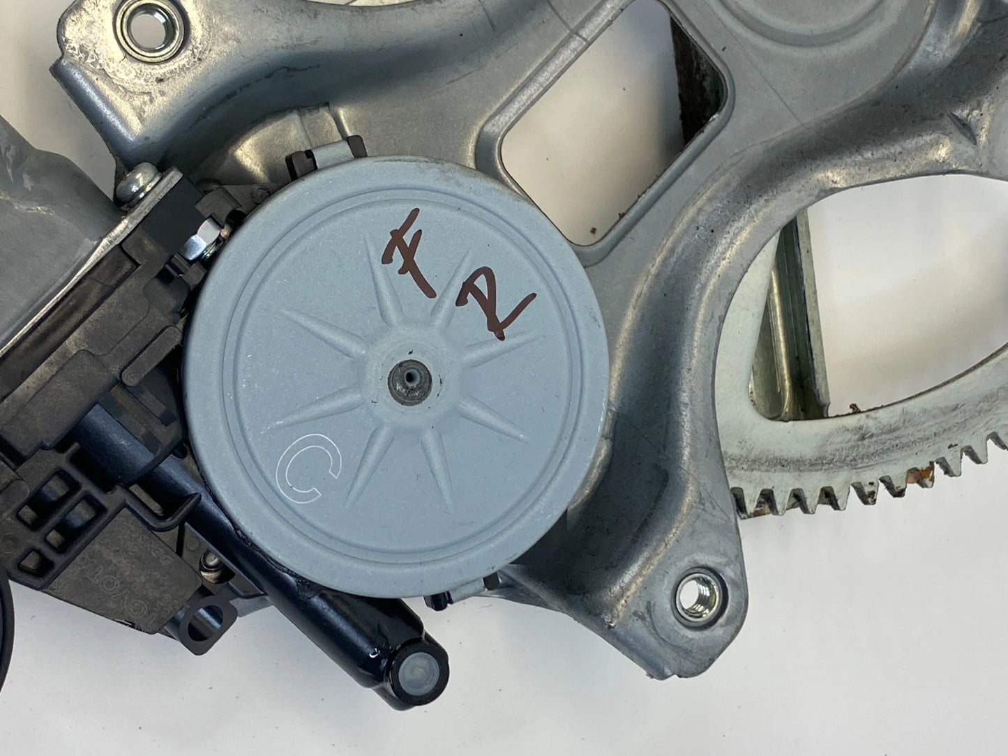 07-12 TOYOTA YARIS HATCHBACK FRONT RIGHT DOOR POWER WINDOW MOTOR W/ REGULATOR