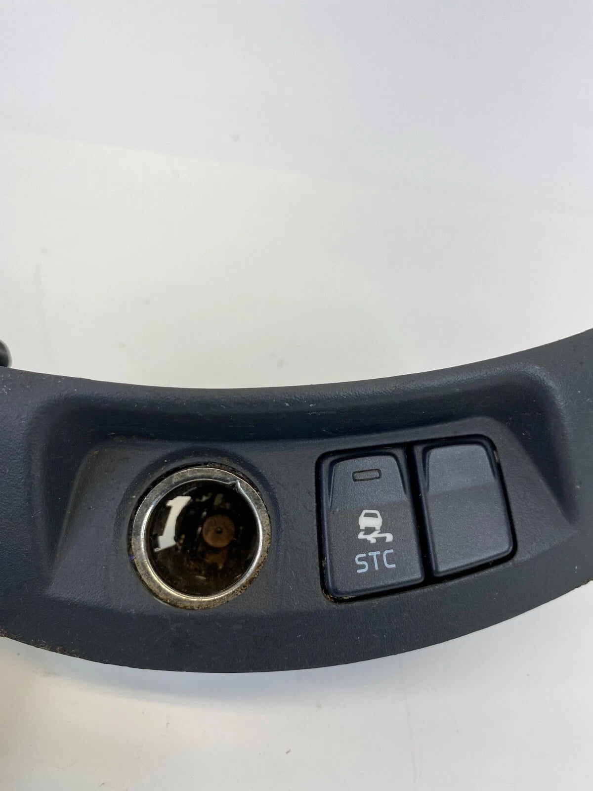 04-07 VOLVO S40 CENTER CONSOLE TRACTION SWITCH POWER OUTLET W/ BEZEL 8685380 OEM