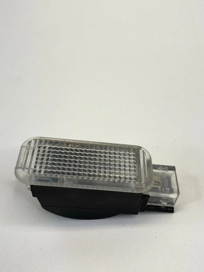 2001-2005 VOLKSWAGEN PASSAT WAGON 4-DR REAR RIGHT DOOR COURTESY LIGHT 3B0947415B