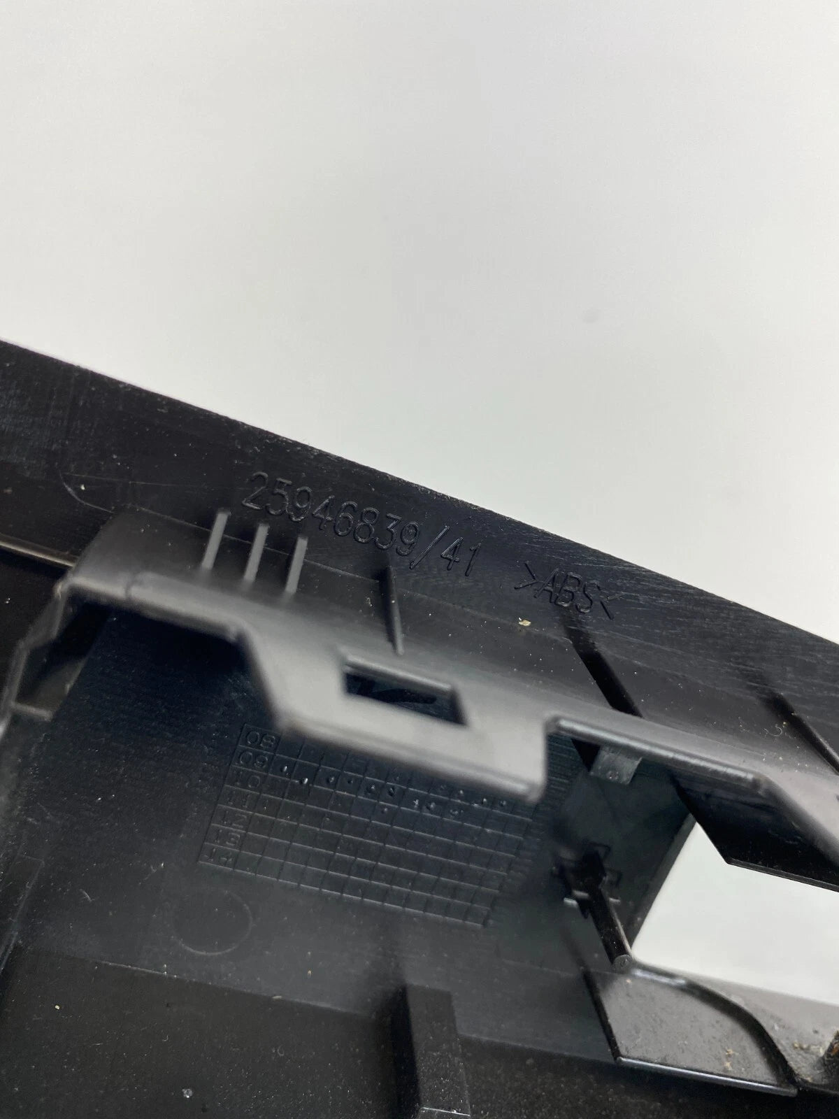 2010-2017 CHEVROLET EQUINOX FRONT RIGHT SIDE WINDOW SWITCH TRIM BEZEL 25946839