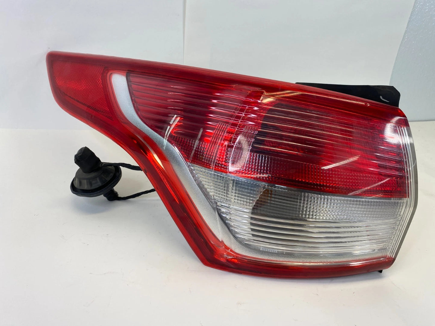 2013-2016 FORD ESCAPE LEFT REAR OUTER TAILLIGHT LAMP ASSY CJ54-13405-A OEM
