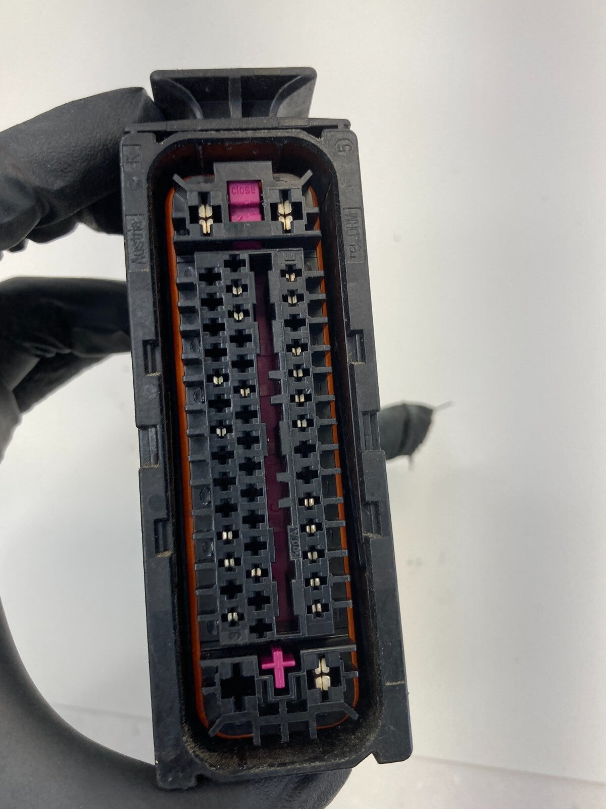 2011-2014 Volkswagen Touareg A/T 4WD ABS Anti Lock Brake Pump Plug Connector OEM