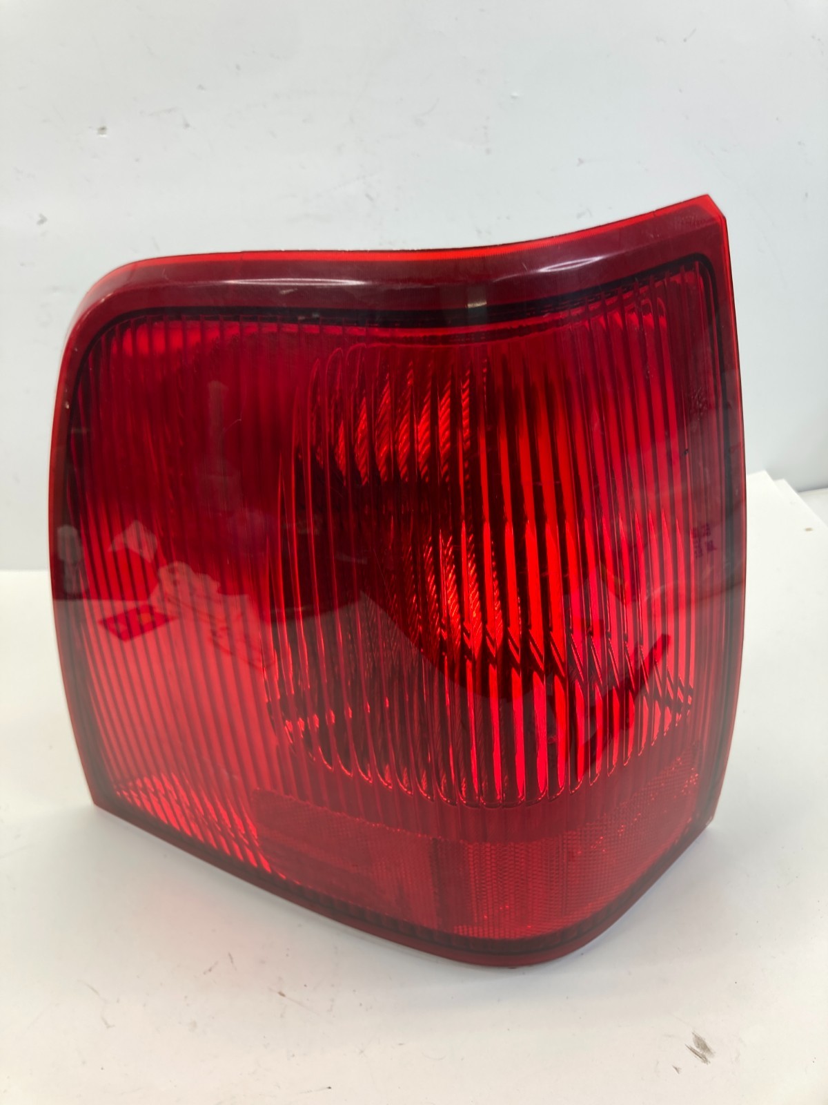 2002-2006 Lincoln Navigator Left Side Taillight Tail Lamp Assy 2L7X-13B505-A OEM