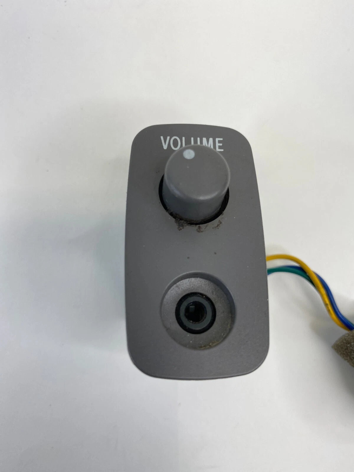 01-06 TOYOTA SEQUOIA CENTER CONSOLE LEFT OR RIGHT HEADPHONE VOLUME AUX PLUG IN