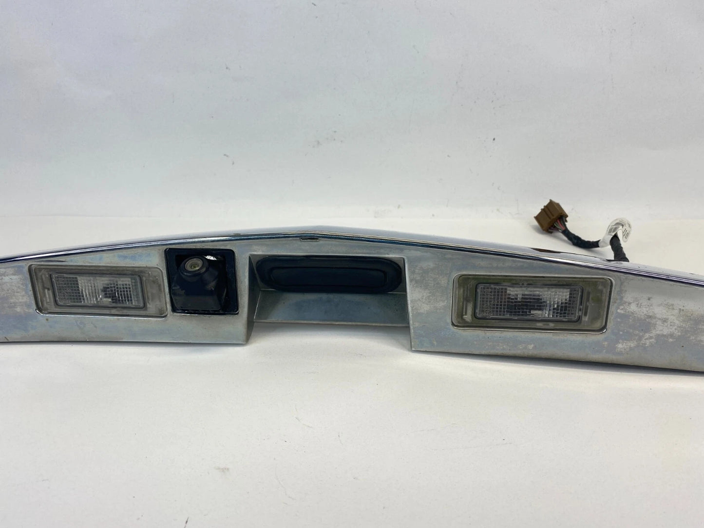 10-16 CADILLAC SRX LIFTGATE TAILGATE LICENSE MOLDING HANDLE W/ CAMERA 20902911