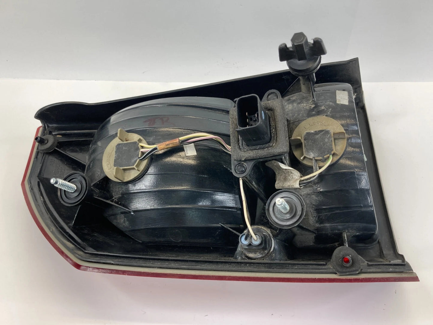 2005 2006 2007 CHRYSLER 300 REAR RIGHT PASSENGER SIDE TAIL LIGHT LAMP OEM