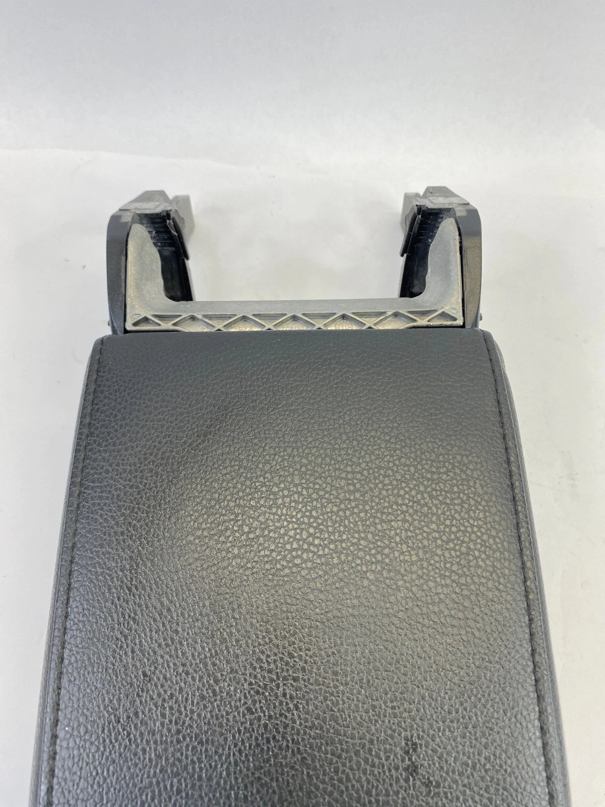 2013-2016 VOLKSWAGEN JETTA CENTER CONSOLE ARMREST ARM REST LID 5C6-864-207 OEM