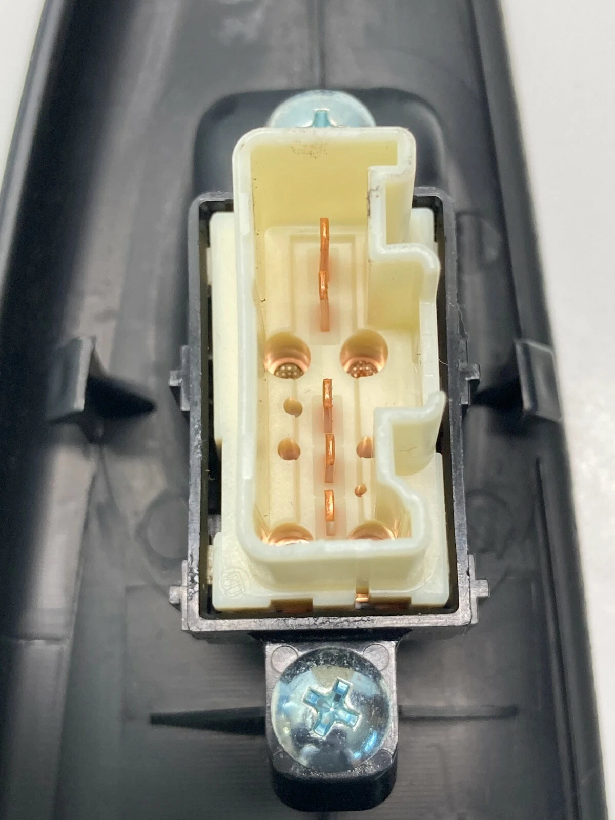 2003-2005 MAZDA 6 MAZDA6 REAR LEFT BACK SIDE WINDOW CONTROL SWITCH GK2E685L6 OEM