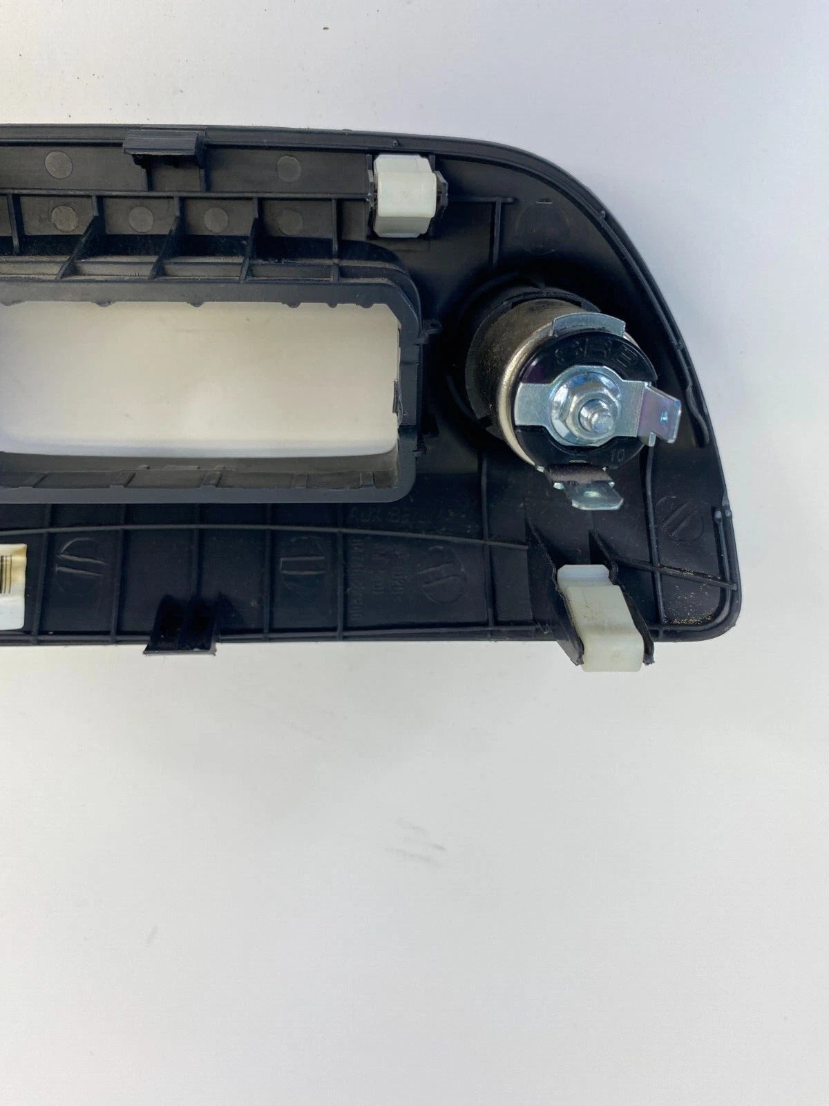 10-13 KIA SOUL CENTER CONSOLE LOWER DASH POWER OUTLET HOUSING W TRIM 84746-2K200
