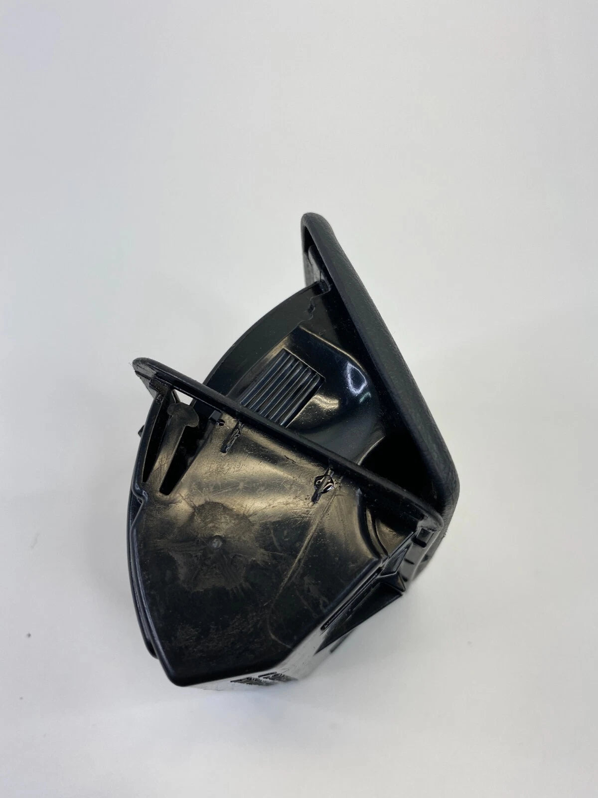 04 05 TOYOTA RAV4 CENTER CONSOLE REAR ASHTRAY RECEPTABLE RETAINER 74135-20090