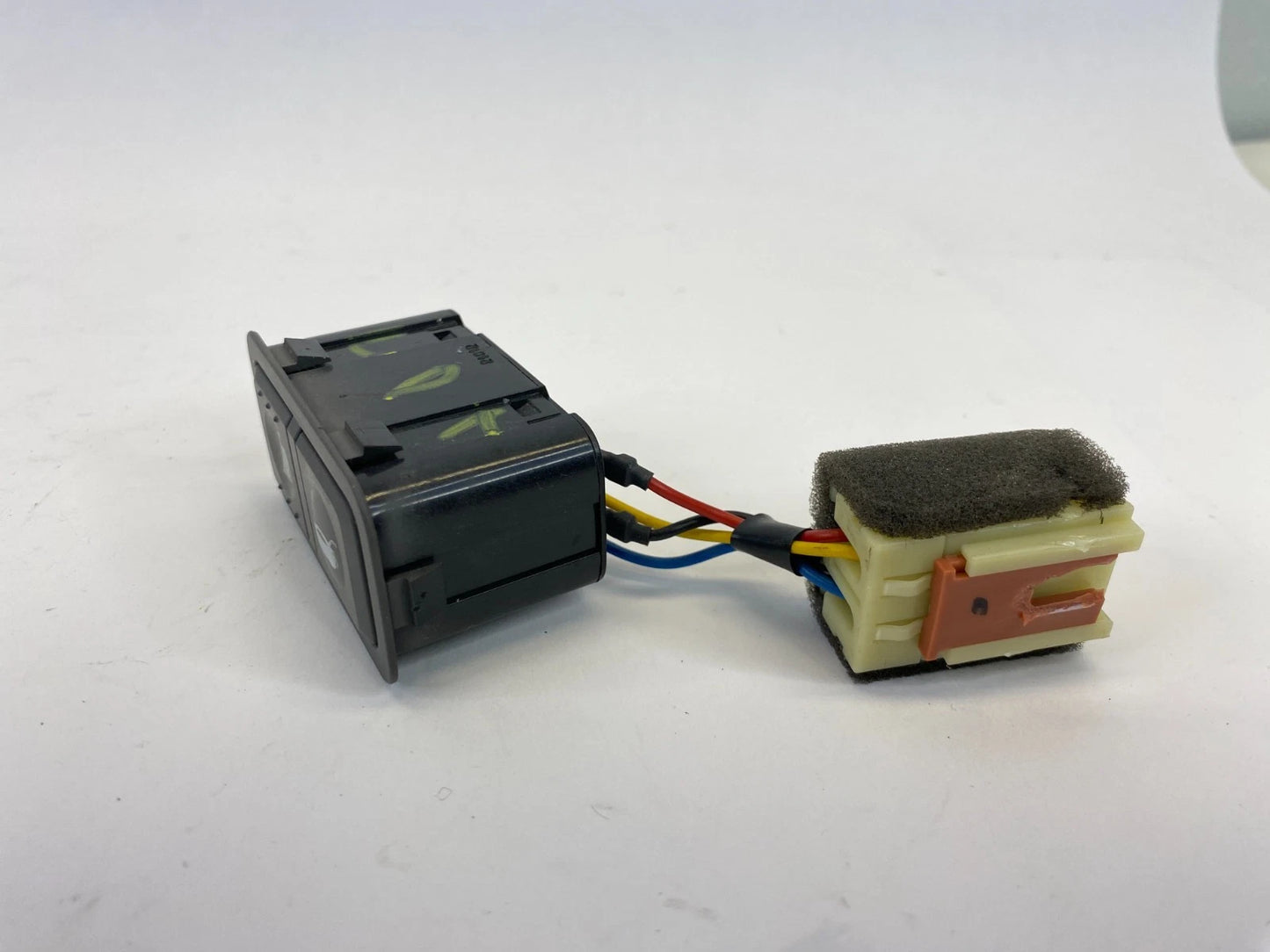 2011-2014 HYUNDAI SONATA GAS FUEL DOOR & TRUNK OPEN CONTROL SWITCH 202009287 OEM