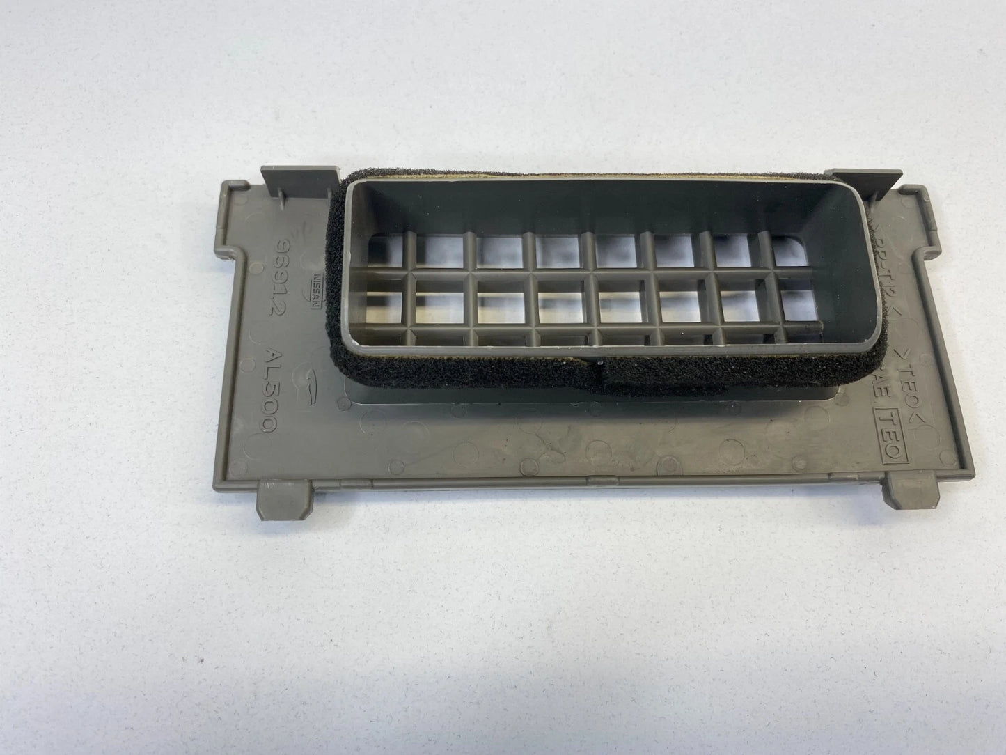 2003 2004 INFINITI G35 SEDAN CENTER CONSOLE AIR VENT GRILLE COVER TRIM OEM