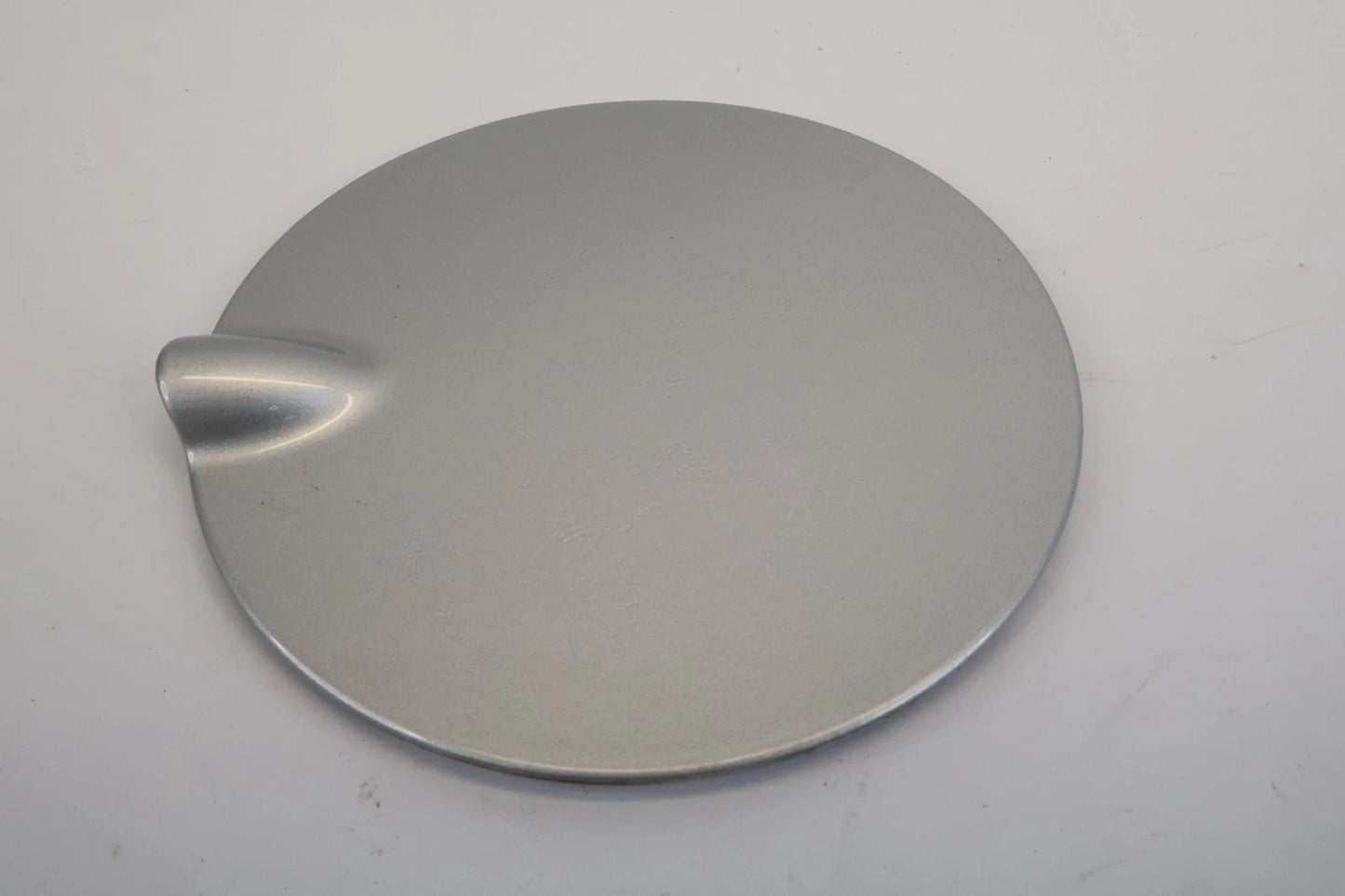2012-2018 FORD FOCUS SEDAN FUEL GAS TANK FILLER DOOR LID COVER SILVER OEM