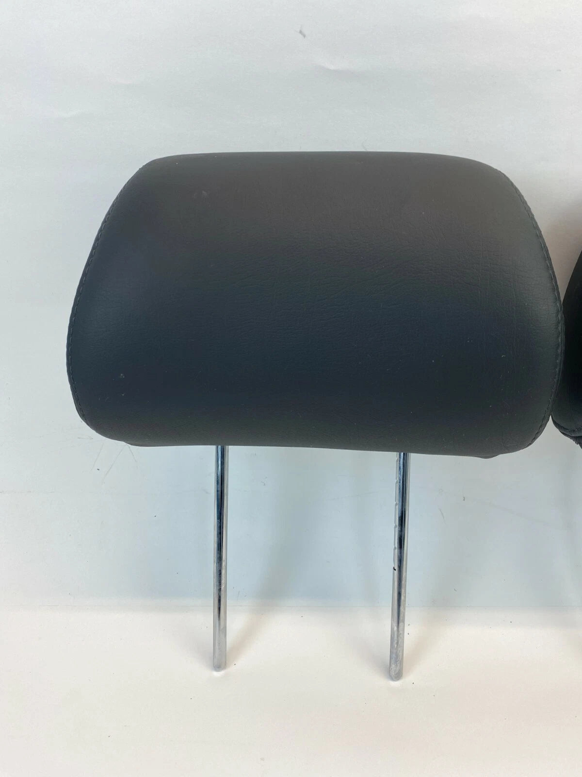 2004 2005 KIA AMANTI SEDAN FRONT RIGHT & LEFT SEAT HEADREST HEAD REST PAIR OEM
