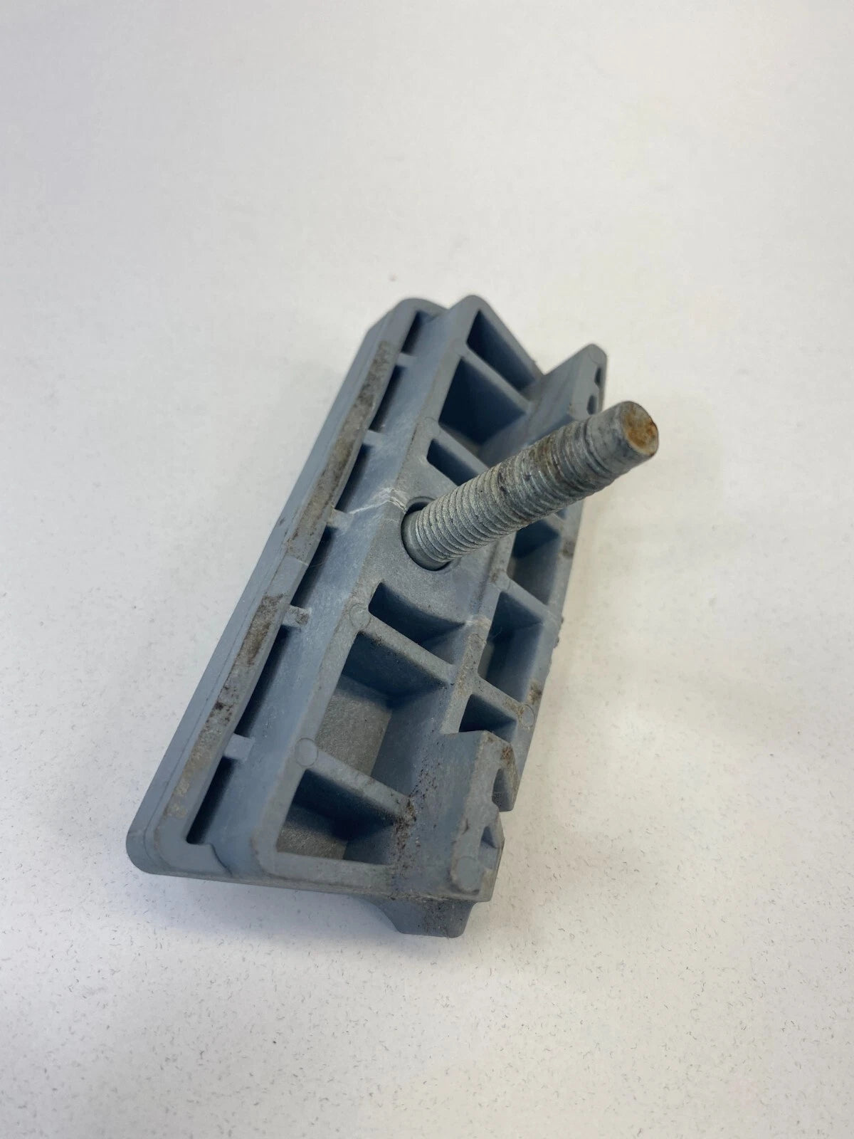 2016 CHEVROLET IMPALA 11-16 REGAL 2.5L BATTERY HOLDER DOWN MOUNT 09115187 OEM
