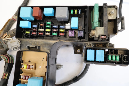 2005 2006 TOYOTA TUNDRA 4.7L ENGINE FUSE BOX RELAY COMPARTMENT BLOCK OEM