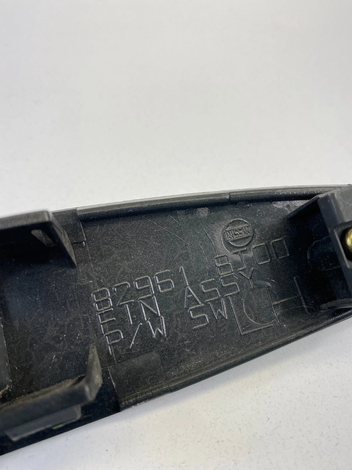 2002-2004 NISSAN ALTIMA REAR LEFT BACK SIDE DOOR WINDOW SWITCH BEZEL 829618J00