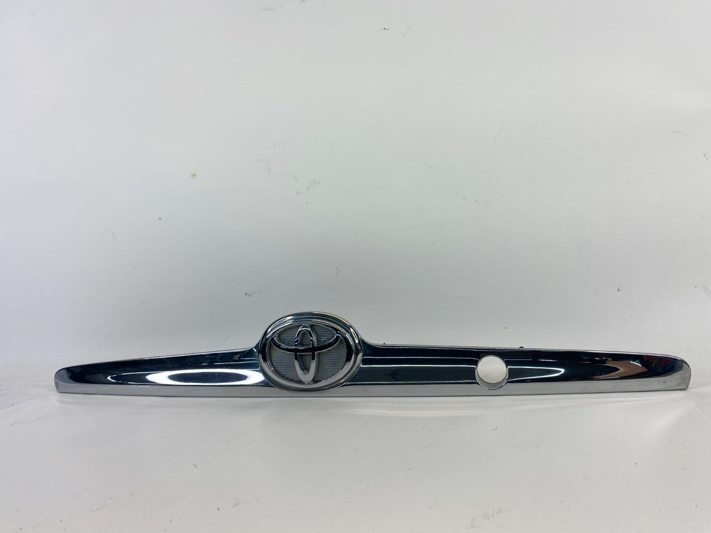 2003 2004 Toyota Avalon Rear Trunk Lid Molding Handle Garnish 76801-07010 OEM