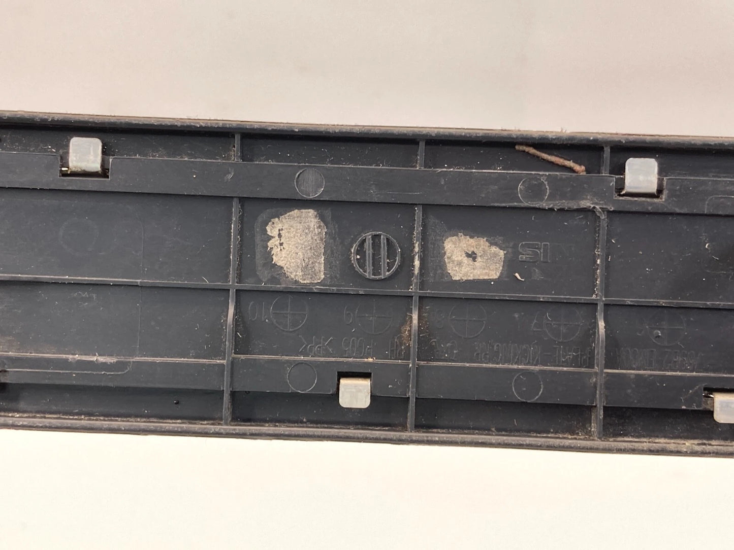 2007-2012 NISSAN VERSA REAR RIGHT DOOR STEP KICKING SCUFF SILL PLATE 769B2-EM00A