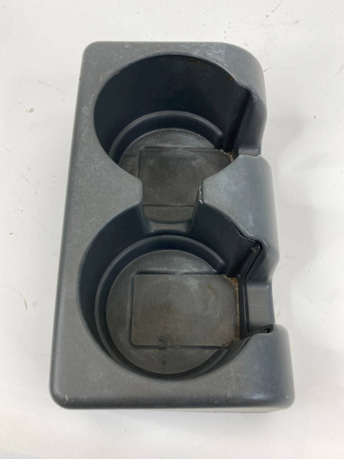 2004-2012 CHEVROLET COLORADO FRONT SEAT CENTER ARMREST CUP HOLDER ASSEMBLY OEM