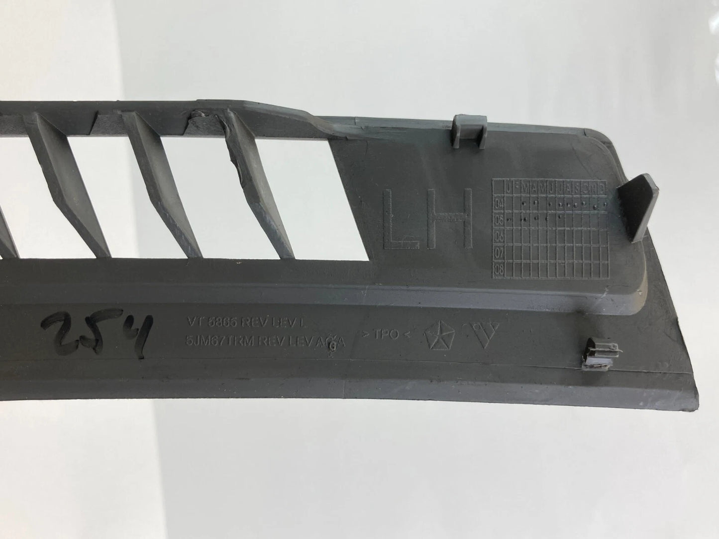 2005-2007 JEEP GRAND CHEROKEE UPPER LEFT DASH DEFROST GARNISH VENT COVER TRIM