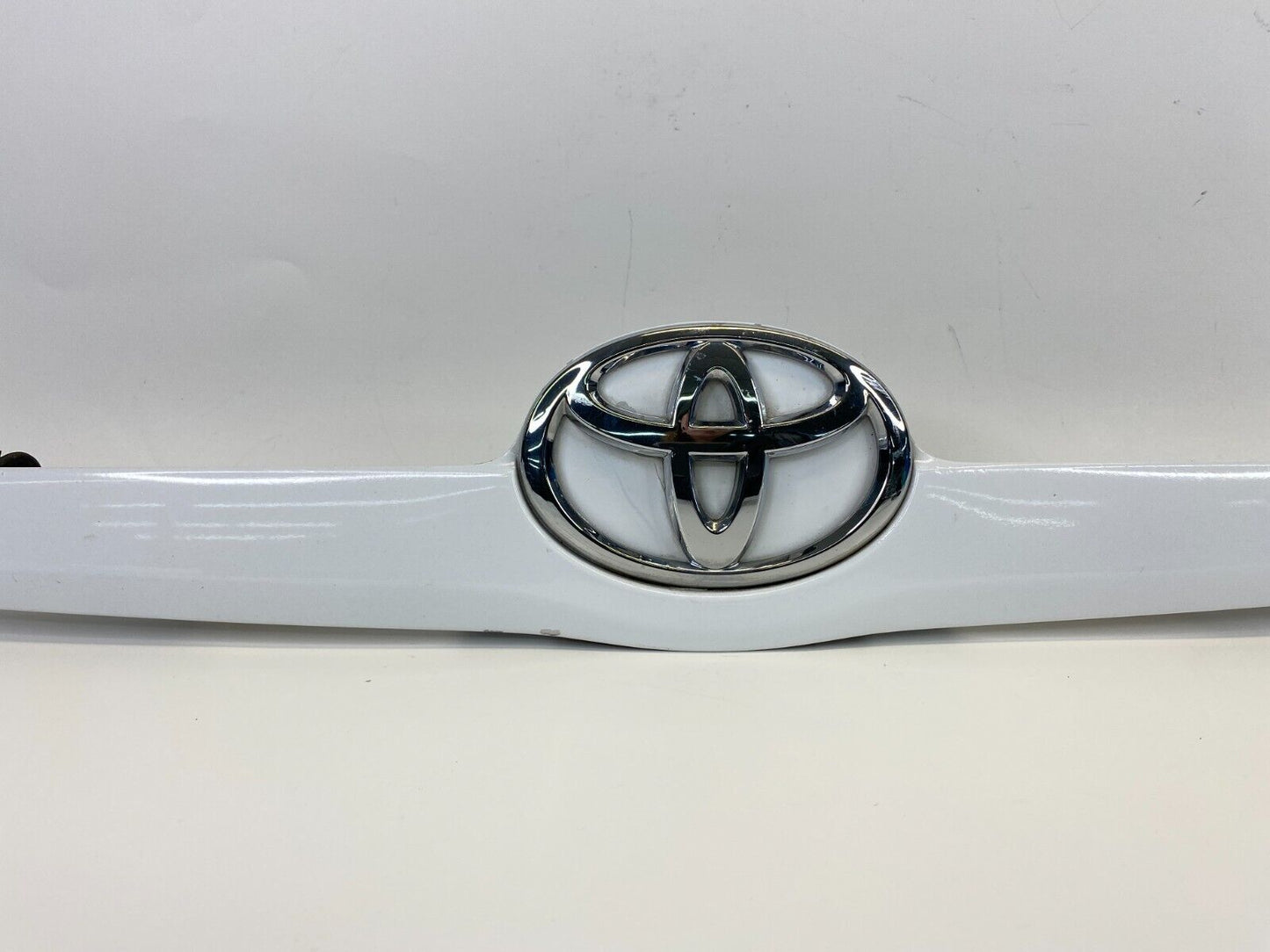 07 08 09 10 11 Toyota Camry Sedan Rear Trunk Lid Molding Trim Panel W/ Emblem