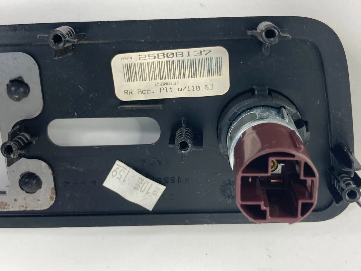 08-10 BUICK ENCLAVE REAR CENTER CONSOLE AUXILIARY POWER PORT BEZEL 25808137 OEM