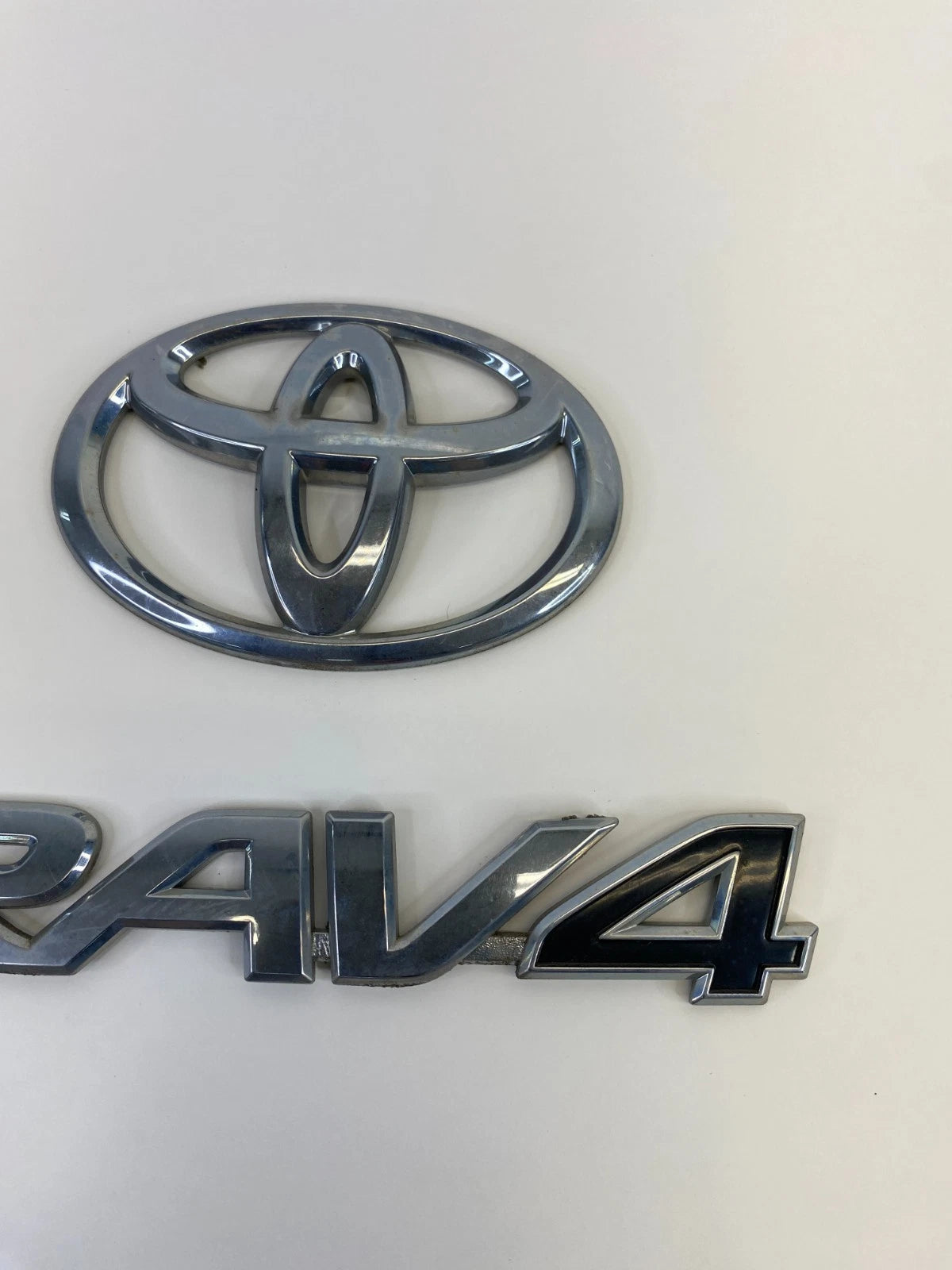 2006-2012 TOYOTA RAV4 REAR BACK TAILIGATE TAIL GATE EMBLEM NAMEPLATE LOGO OEM