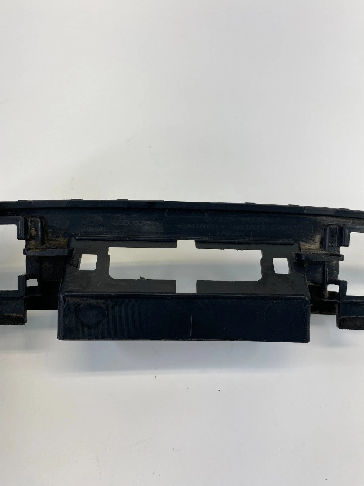 2010-2015 HYUNDAI TUCSON TRUNK TAILGATE LOWER GARNISH BEZEL 873722S000 OEM