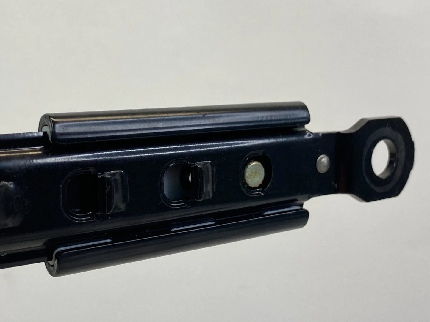 2006-2010 HYUNDAI SONATA SEDAN FRONT RIGHT SIDE SEAT BELT HEIGHT ADJUSTER OEM