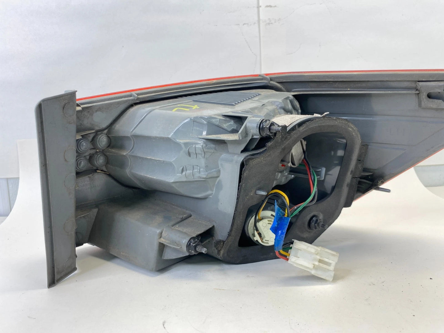 2010-2013 KIA FORTE SEDAN REAR LEFT DRIVER QUARTER PANEL MOUNTED TAILLIGHT LIGHT