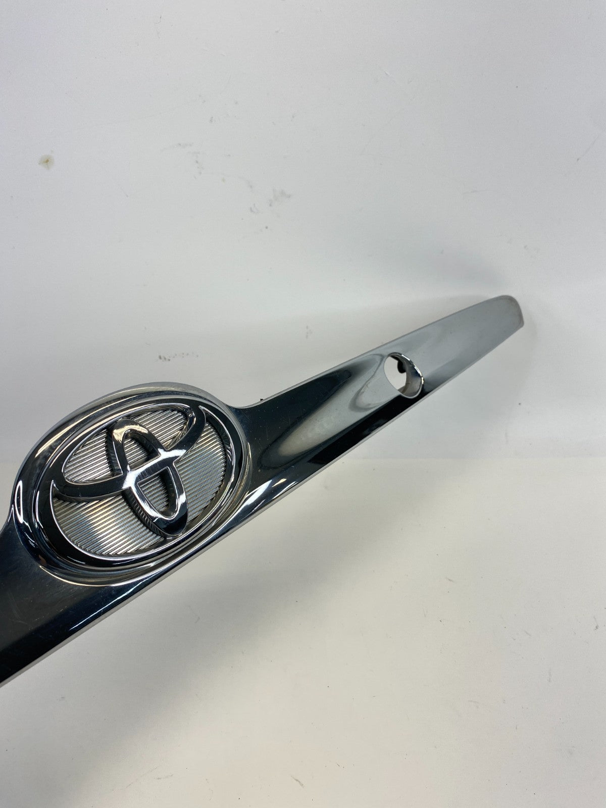 2003 2004 Toyota Avalon Rear Trunk Lid Molding Handle Garnish 76801-07010 OEM