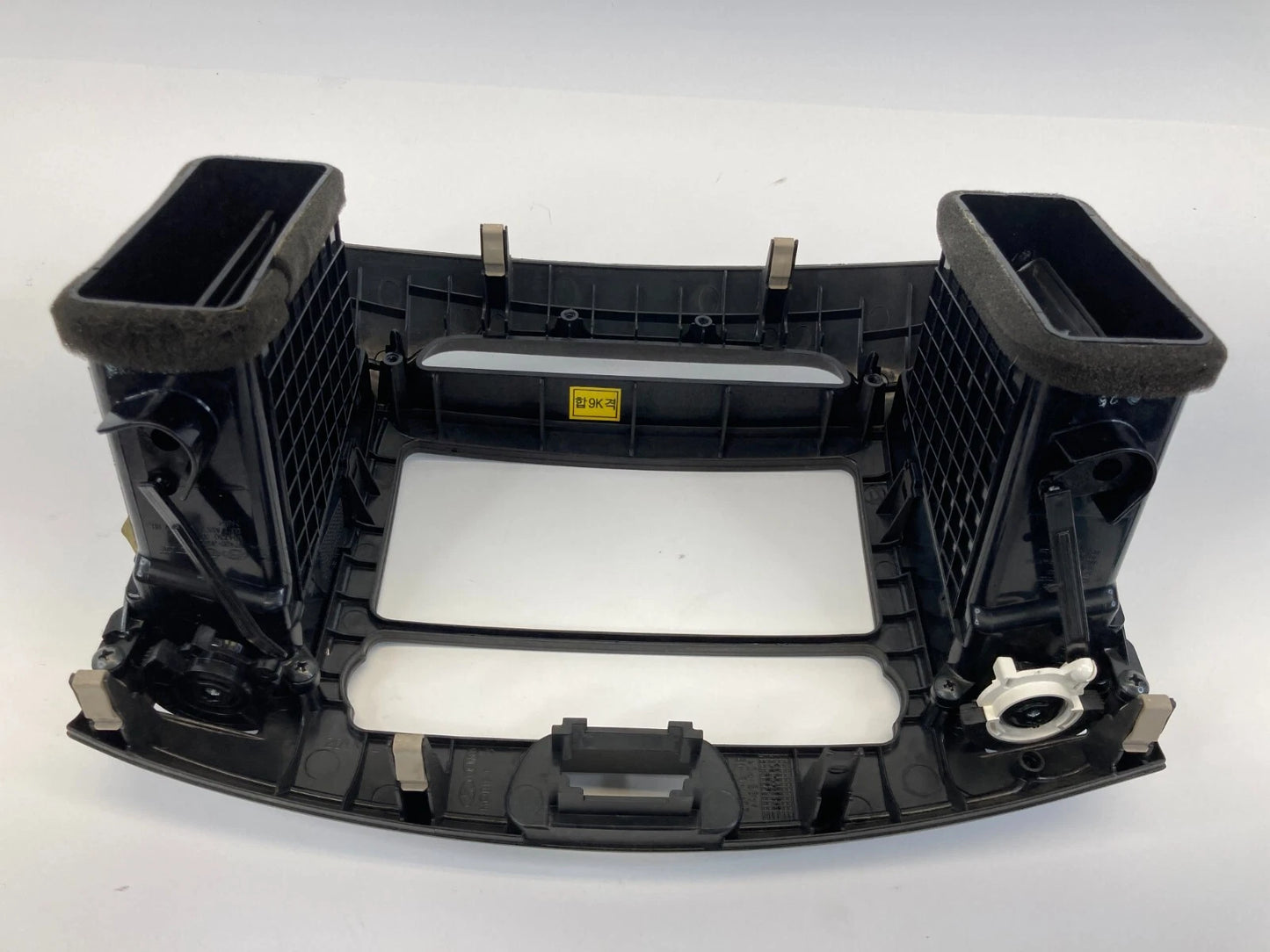 07-10 HYUNDAI ELANTRA CENTER DASH RADIO BEZEL CLIMATE CONTROL TRIM W AIR VENT