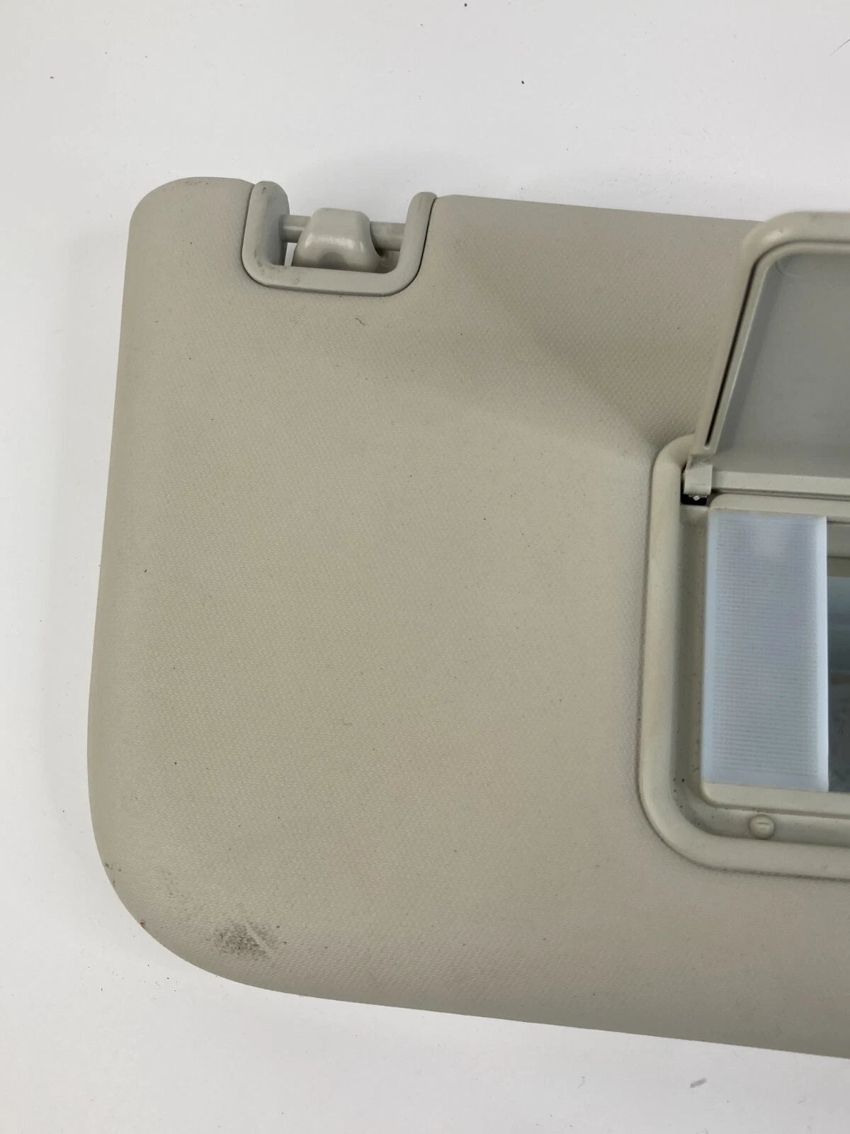 2013-2018 FORD FOCUS RIGHT PASSENGER SUNVISOR SUN VISOR W/ ILLUMINATED MIRROR