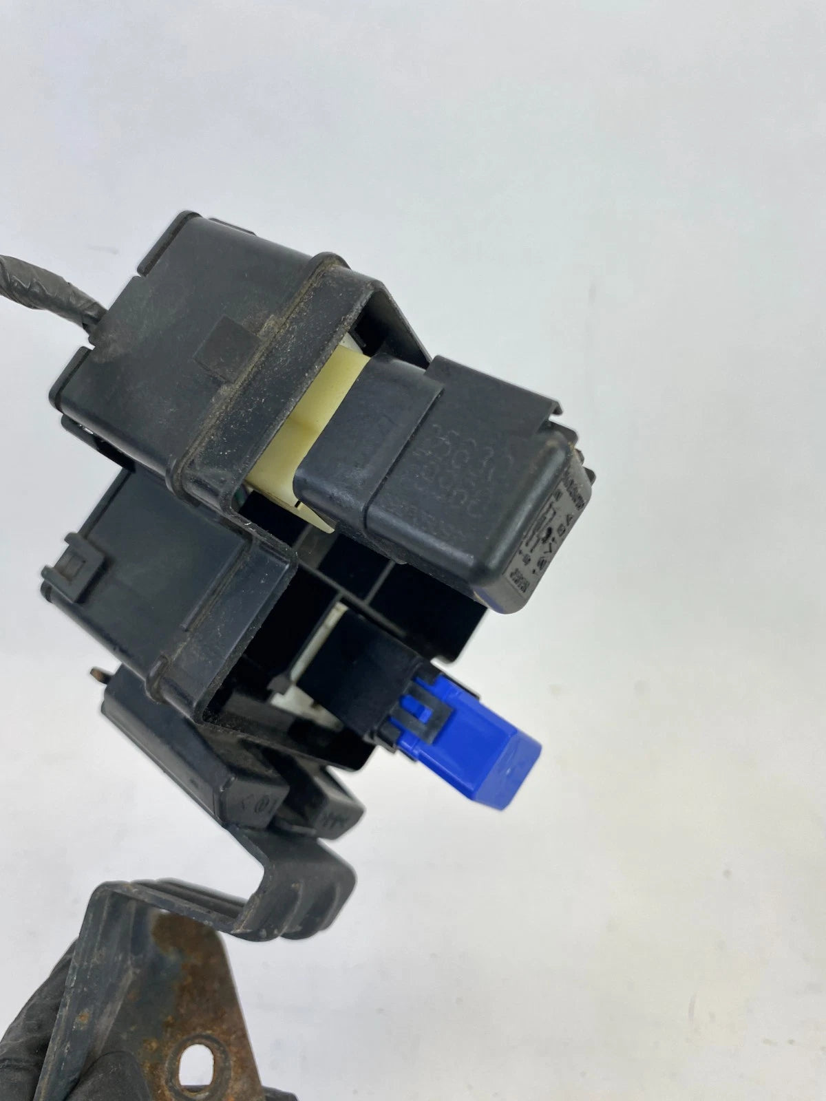 2008-2013 INFINITI G37 3.7L ENGINE COMPARTMENT RELAY BOX ASSEMBLY 2563079960 OEM