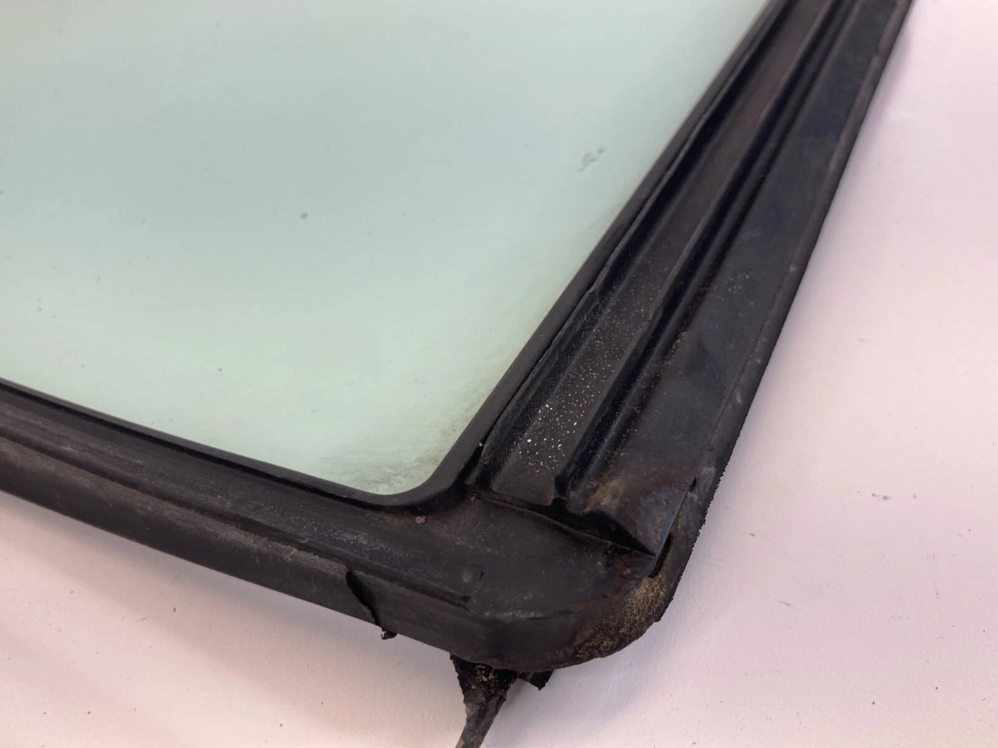 1999-2005 VOLKSWAGEN JETTA REAR RIGHT PASSENGER QUARTER VENT WINDOW GLASS OEM