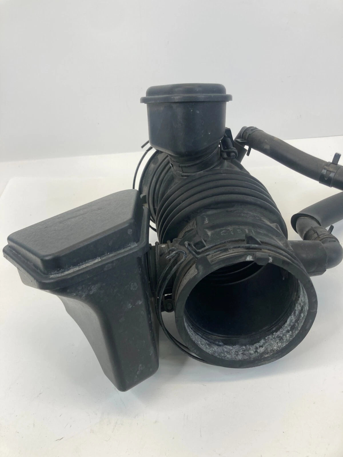 2013-2018 HYUNDAI SANTA FE 3.3L ENGINE AIR CLEANER INTAKE HOSE 28130-2W100 OEM