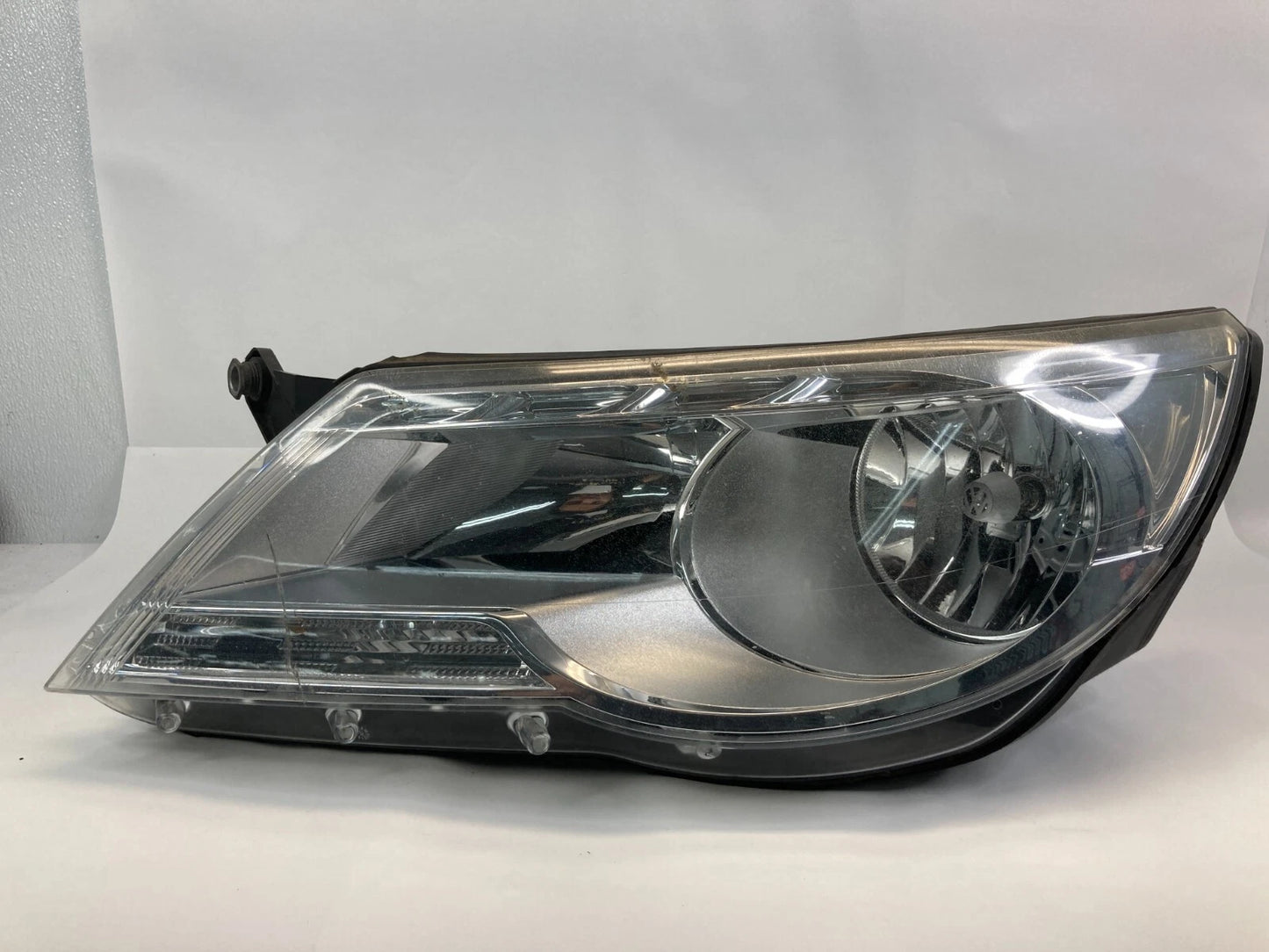 09-11 VOLKSWAGEN TIGUAN FRONT LEFT HEADLIGHT HEADLAMP HALOGEN 5N1-941-031-AC OEM