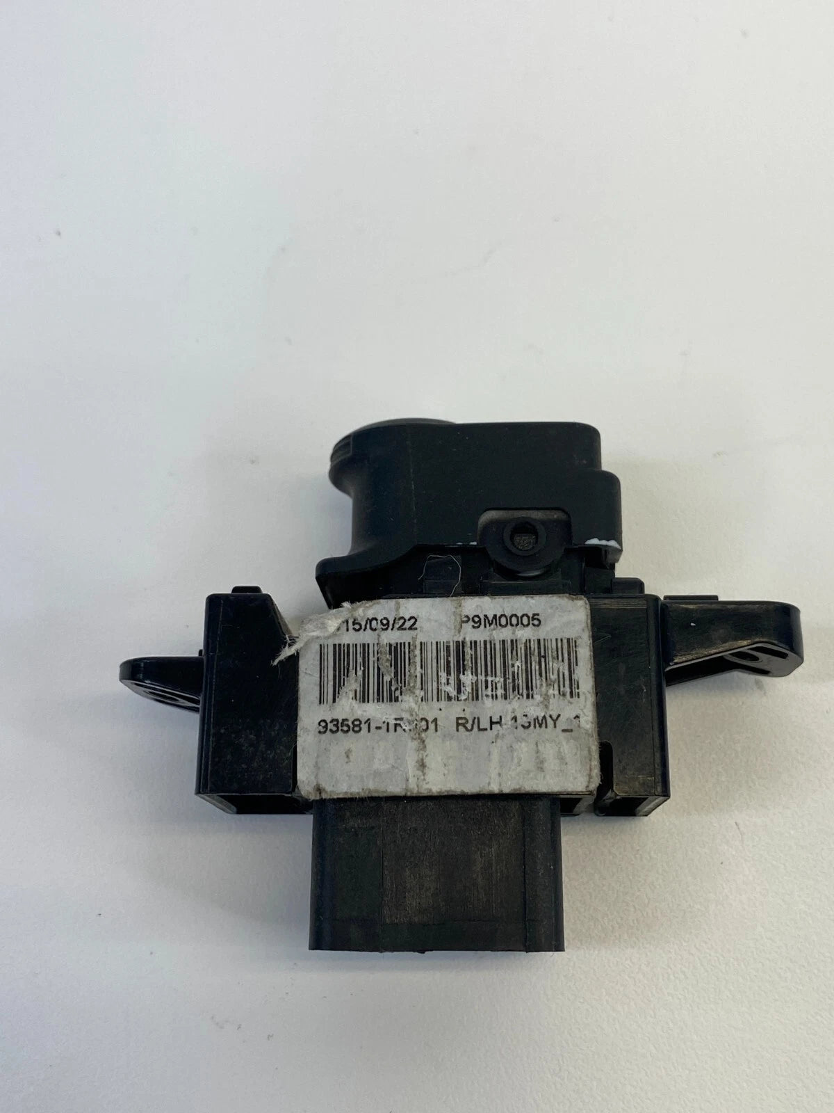 2013-2017 HYUNDAI ACCENT REAR SIDE DOOR POWER WINDOW CONTROL SWITCH 93581-1R001