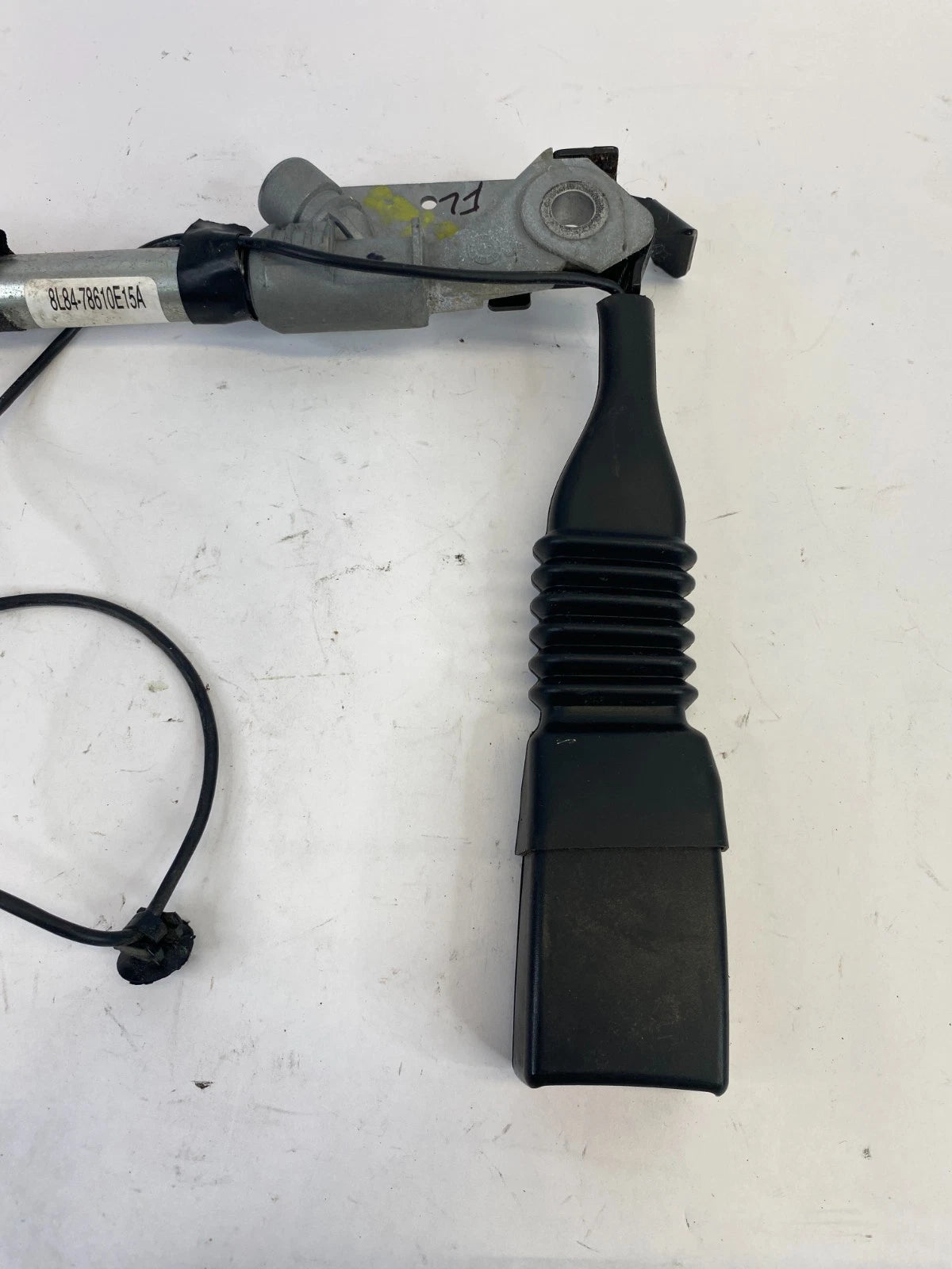 2008-2012 FORD ESCAPE FRONT LEFT DRIVER SEAT BELT BUCKLE 8L84-78610E15-A