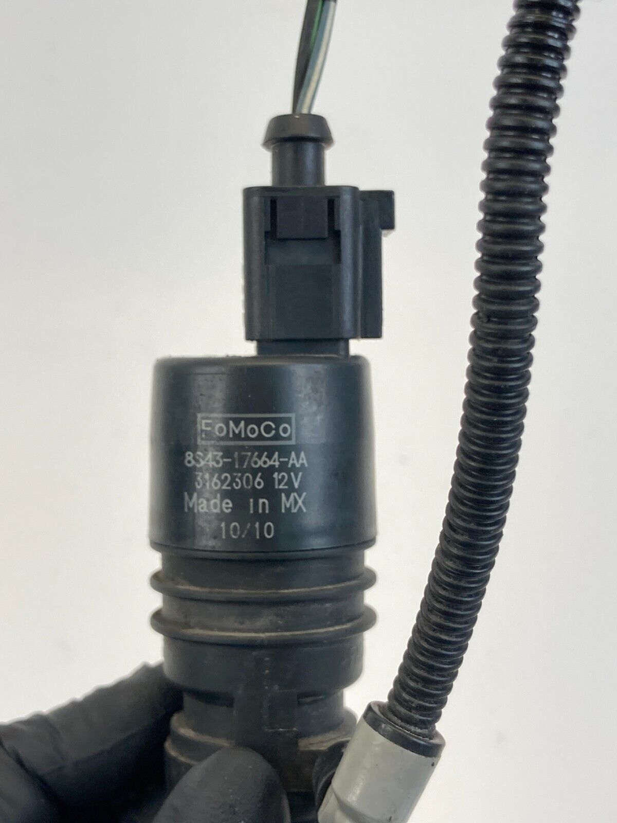 2008 09 10 2011 Ford Focus Windshield Washer Tank Bottle Pump 8S43-17664-AA OEM