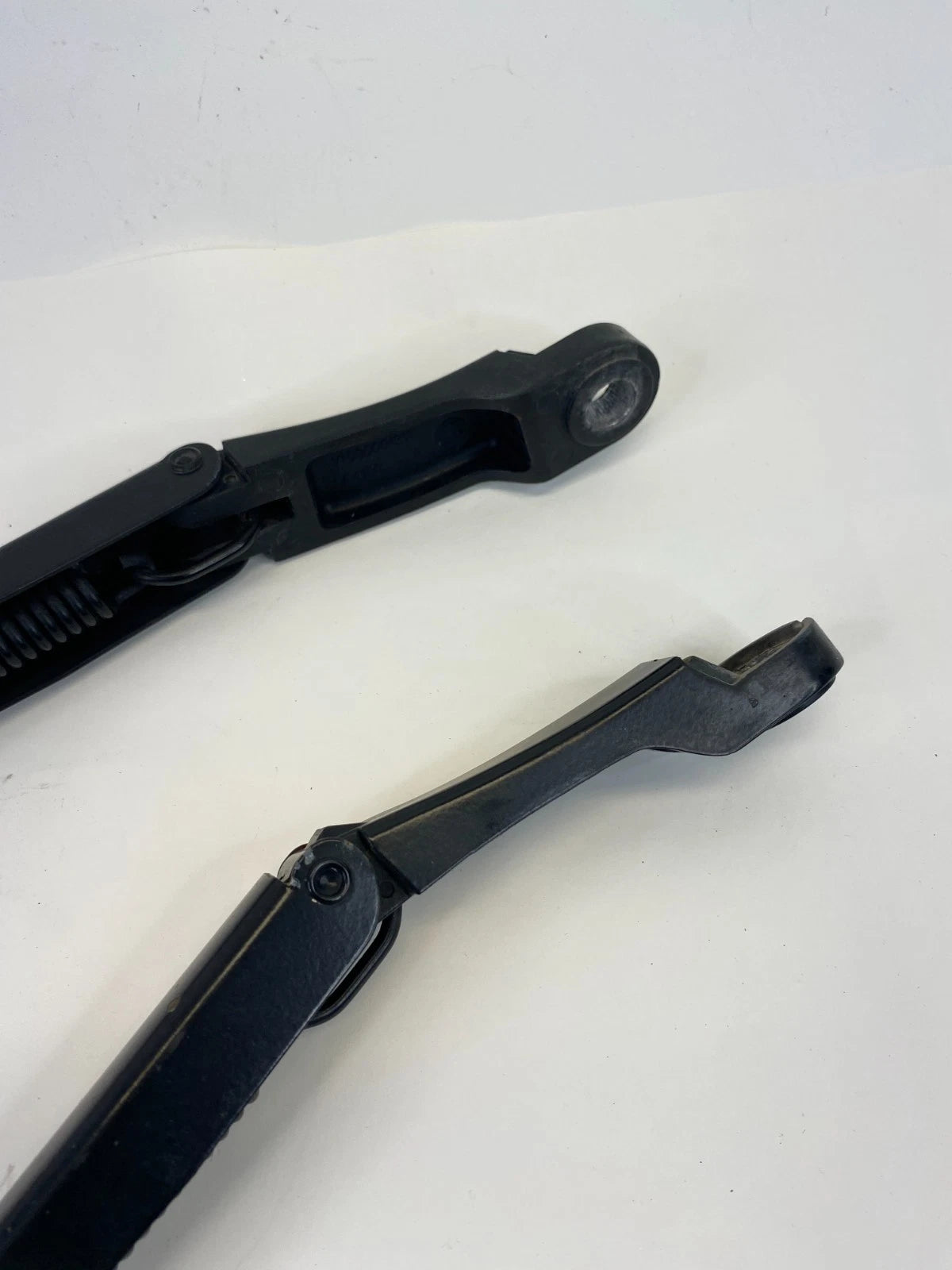 10-19 FORD TAURUS FRONT LEFT & RIGHT WINDSHIELD WIPER ARM PAIR SET W000001311