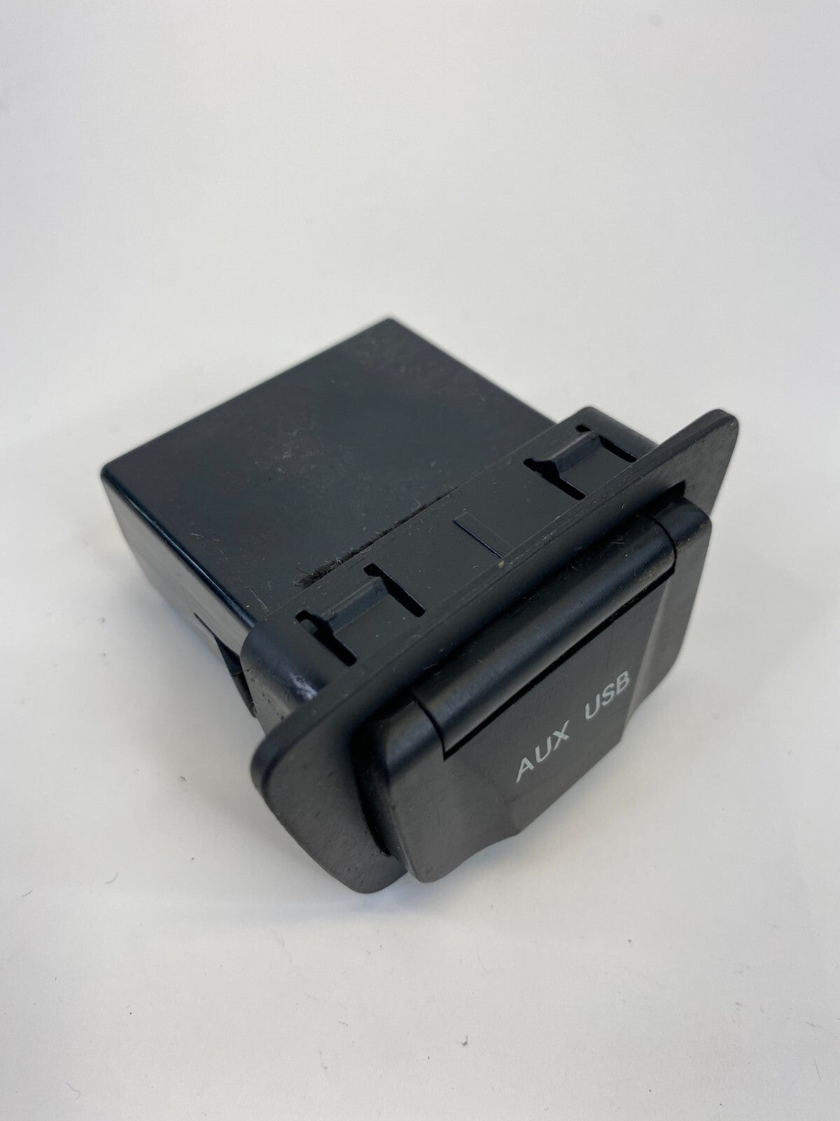 13-15 Hyundai Santa Fe Sport USB AUX Auxiliary Jack Socket Port 96121-2W500 OEM