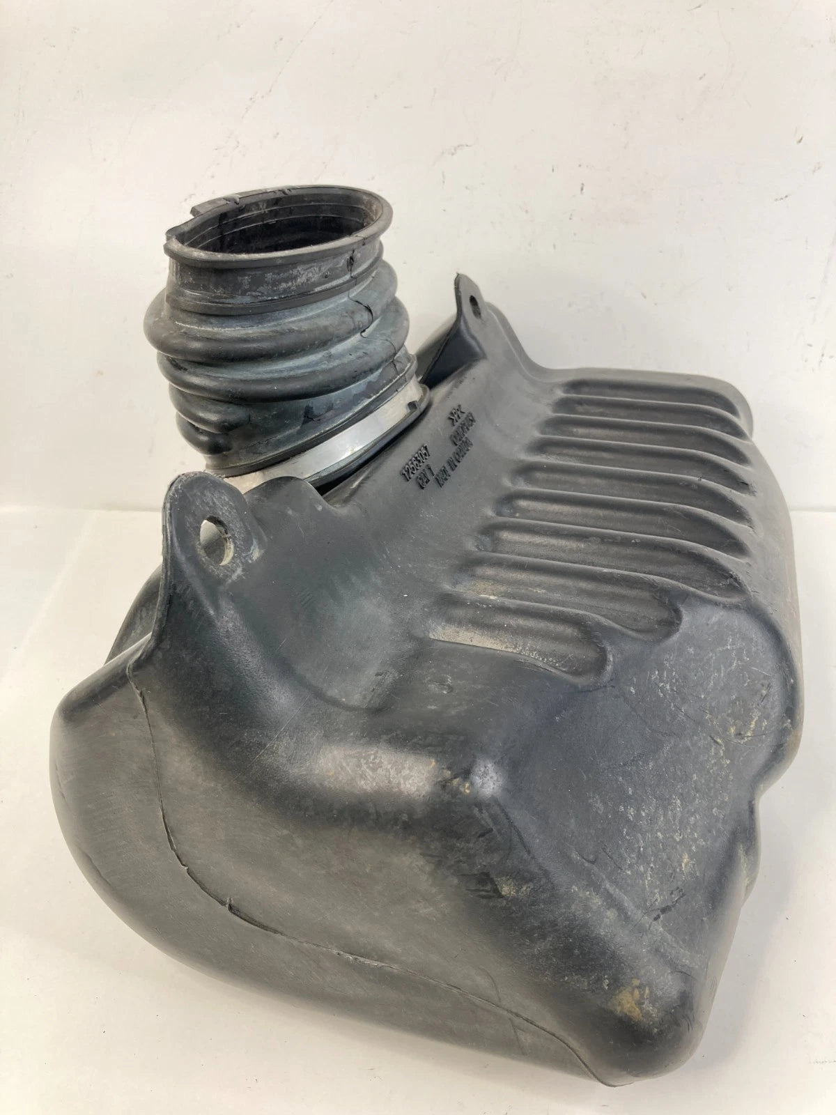 2000-2002 CHEVROLET CAMARO 3.8L A/T AIR CLEANER INTAKE DUCT RESONATOR 12563057