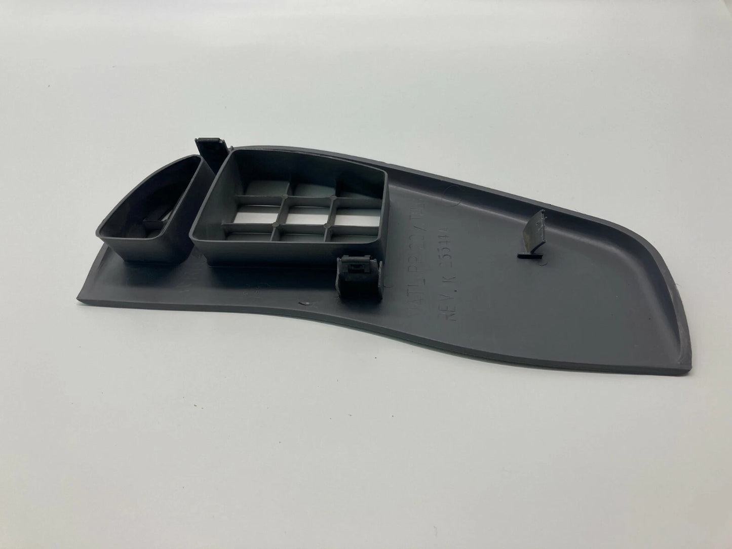 1996-2000 PLYMOUTH CHRYSLER GRAND VOYAGER CARAVAN DASH RIGHT RH END VENT COVER