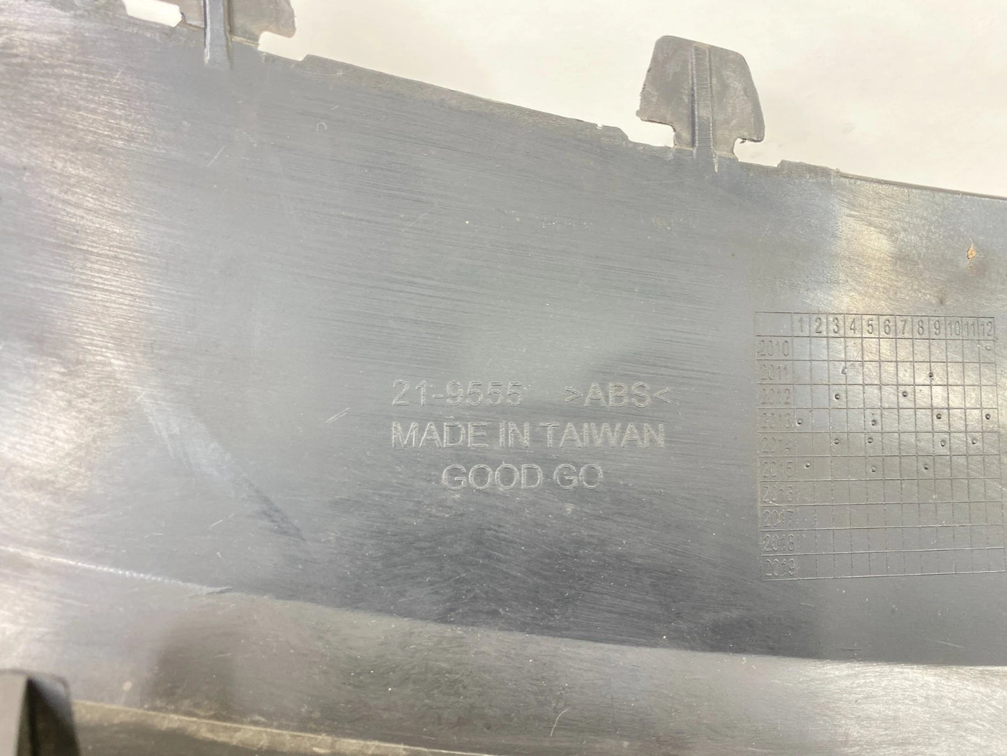 2009-2012 VW VOLKSWAGEN CC FRONT BUMPER UPPER GRILLE CHROME MOULDING OEM