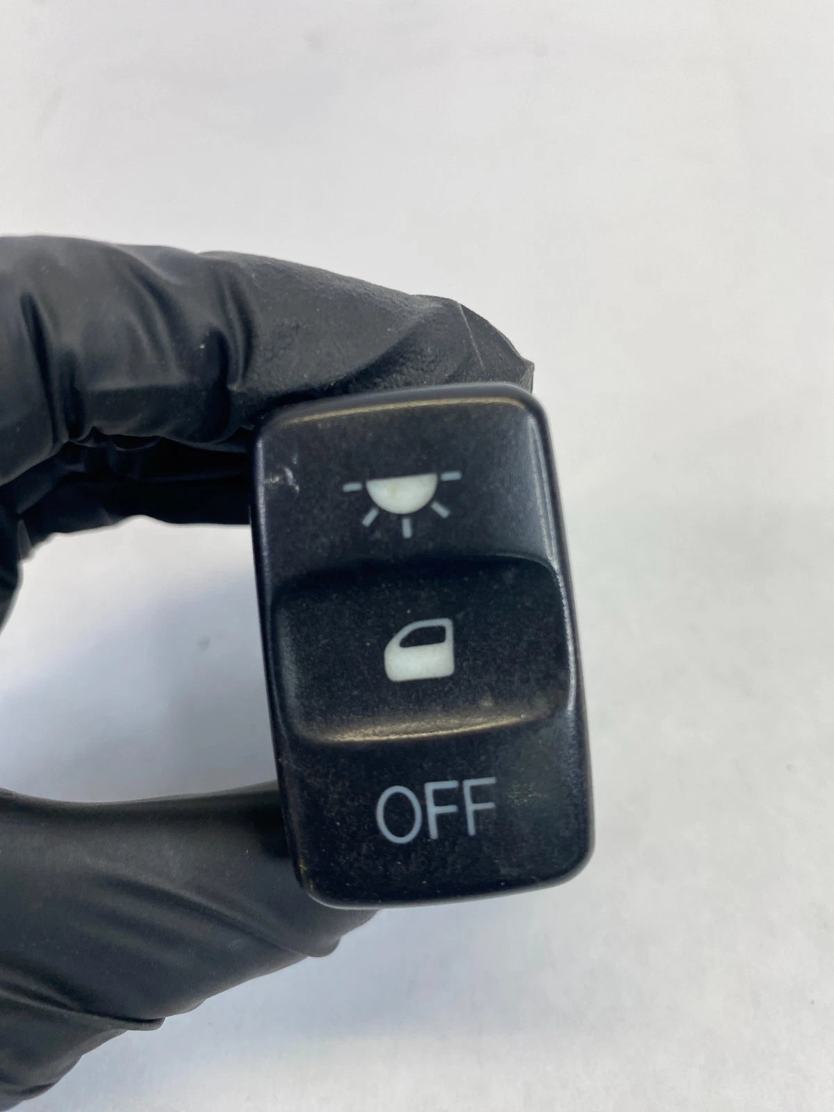1999-2004 HONDA ODYSSEY INTERIOR DOOR DOME LIGHT LAMP OFF CONTROL SWITCH M23197