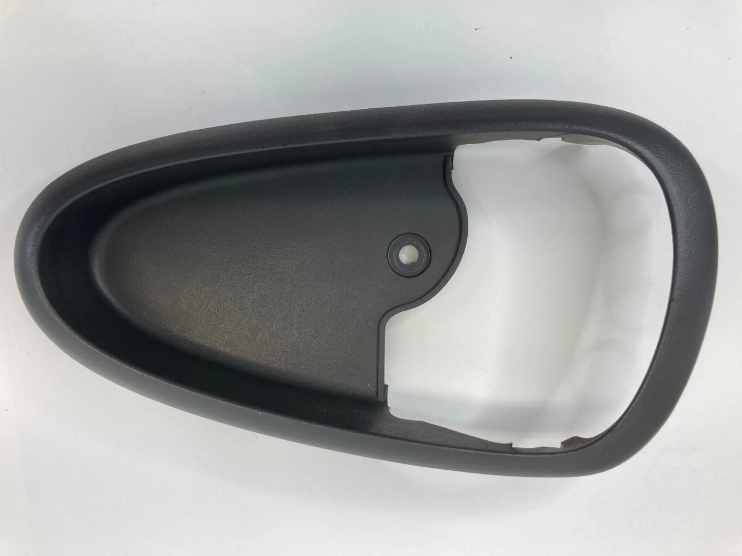 99-05 PONTIAC GRAND AM SEDAN FRONT RIGHT INNER DOOR HANDLE COVER BEZEL 22617652
